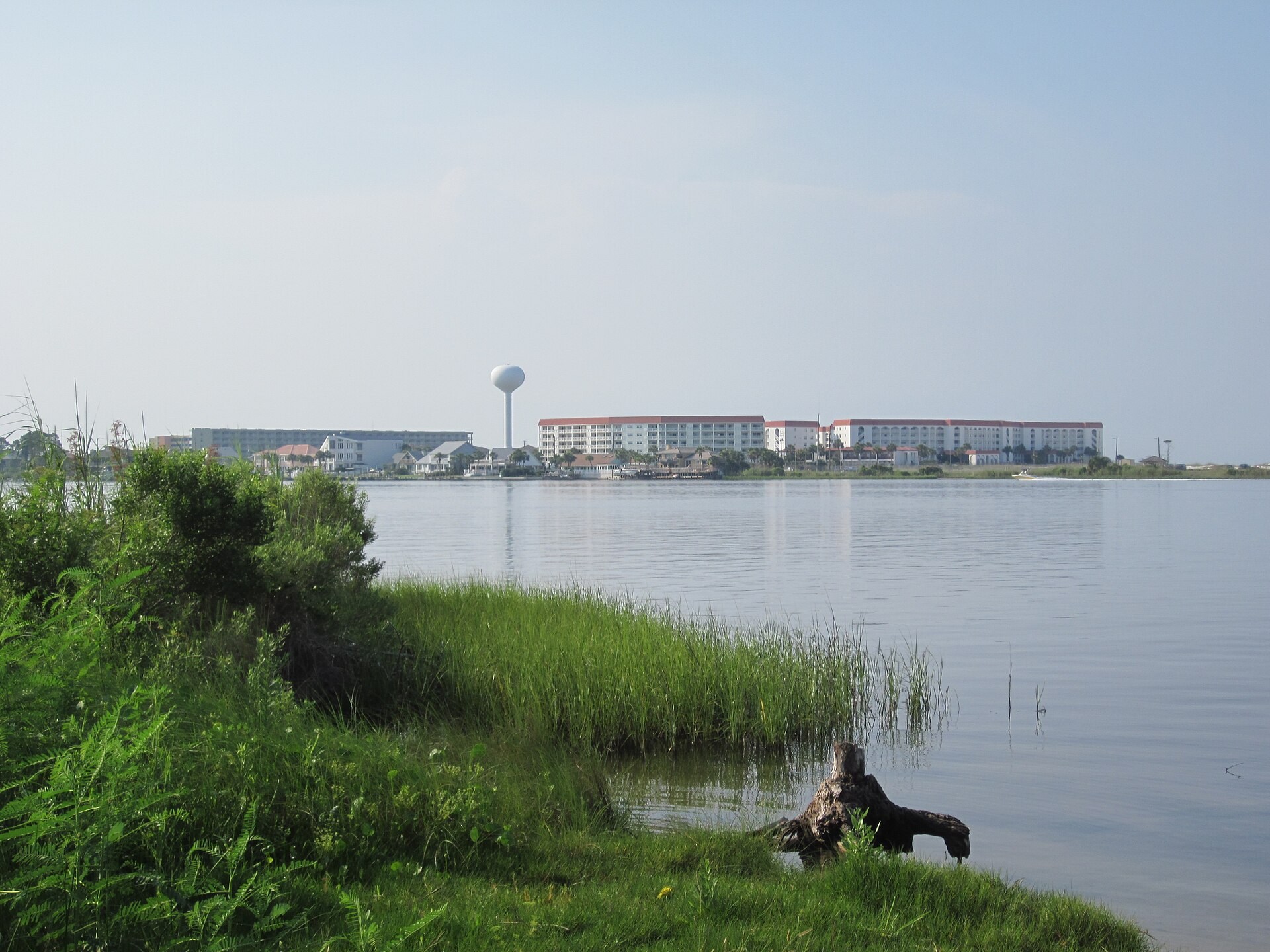 Sound-side waterfront and vegetation at Fort Walton Beach in 2010