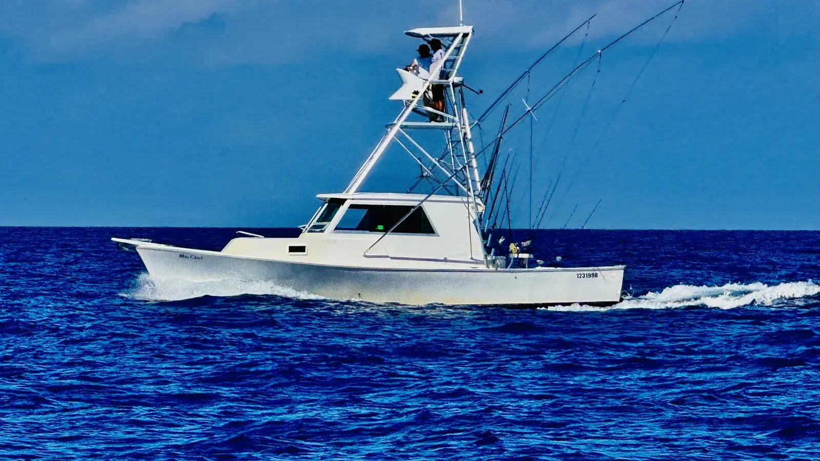 White Key Largo Fishing sportfishing boat cruising offshore